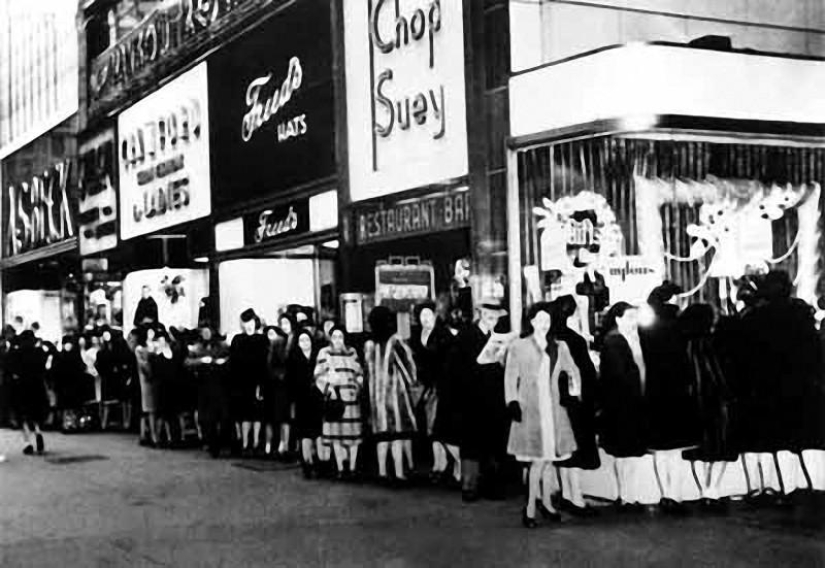 And on this day, women found happiness: 78 years ago, nylon stockings went on sale