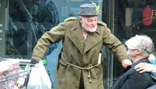 Anthony Hopkins fue confundido con un hombre sin hogar en una de las calles de una ciudad británica Anthony Hopkins fue confundido con un hombre sin hogar en una de las calles de una ciudad británica