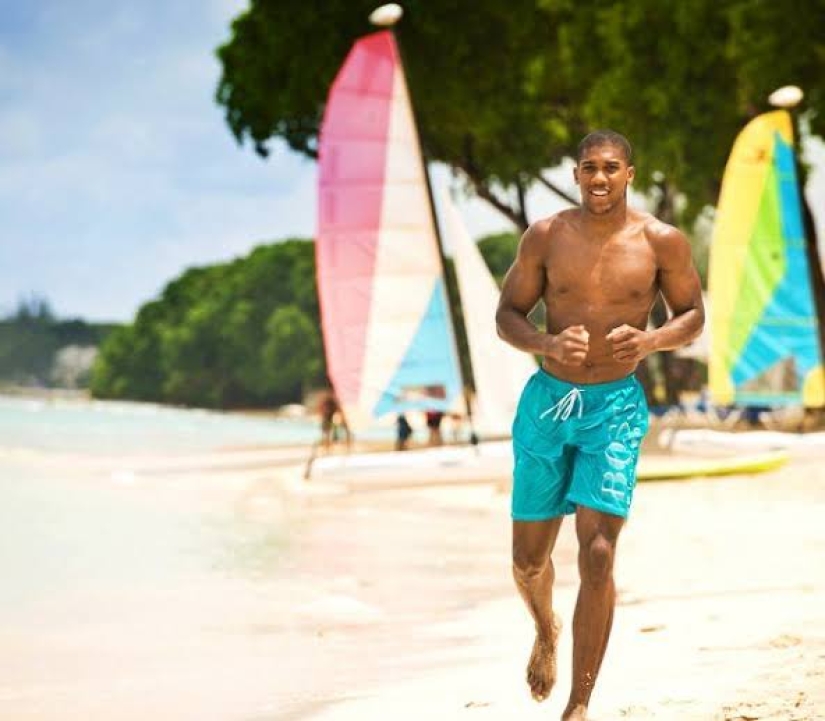 Anthony Joshua es un campeón millonario que disfruta de una vida elegante de forma gratuita