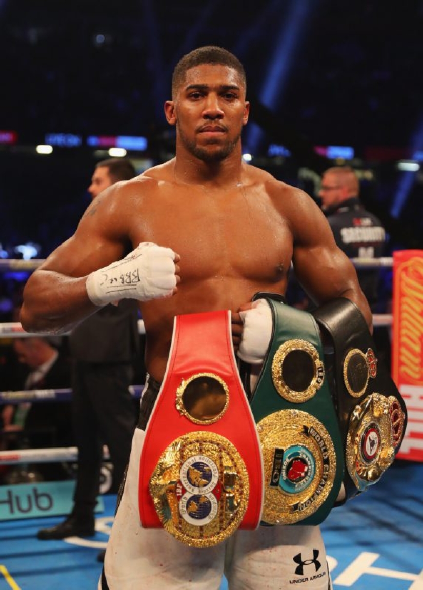 Anthony Joshua es un campeón millonario que disfruta de una vida elegante de forma gratuita
