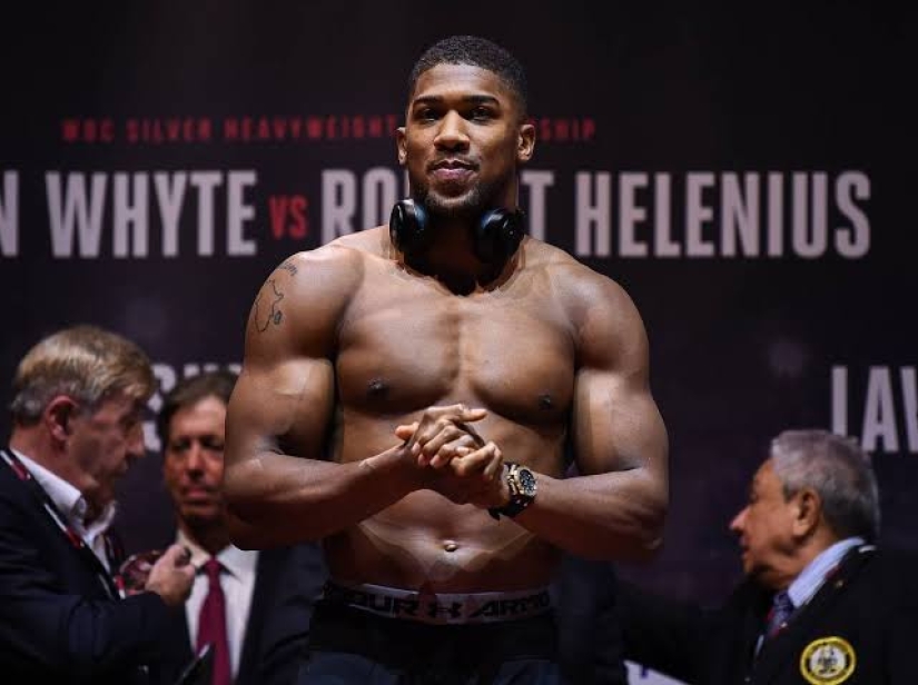Anthony Joshua es un campeón millonario que disfruta de una vida elegante de forma gratuita