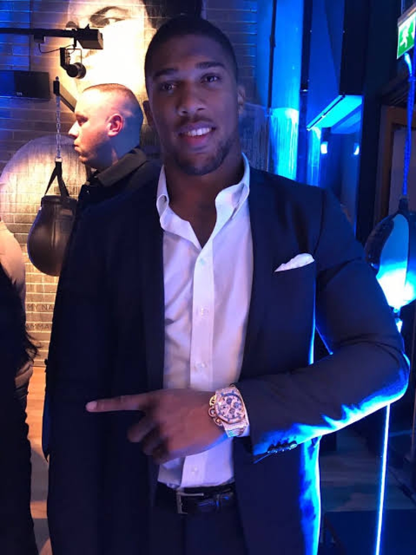 Anthony Joshua es un campeón millonario que disfruta de una vida elegante de forma gratuita