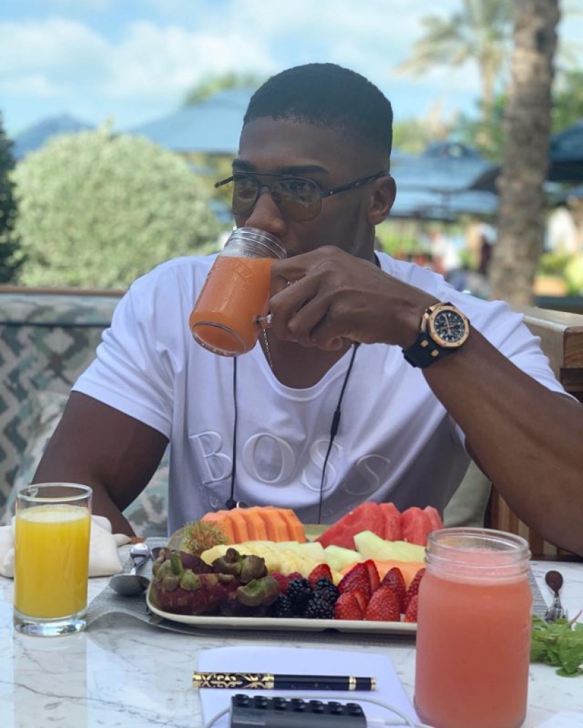 Anthony Joshua es un campeón millonario que disfruta de una vida elegante de forma gratuita