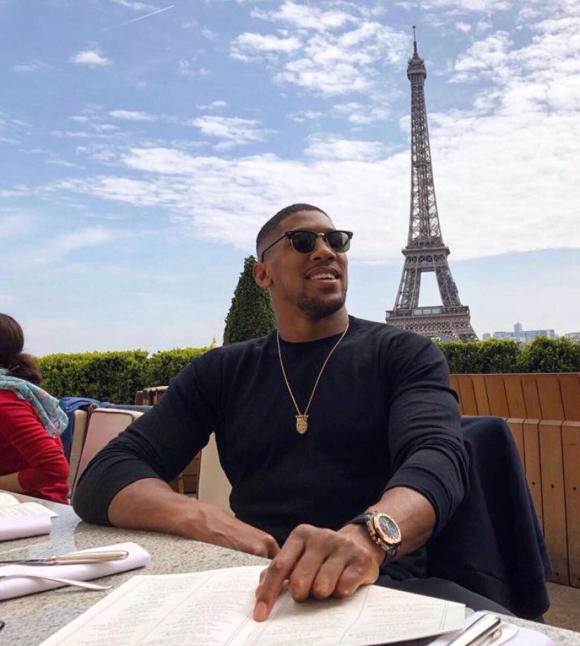 Anthony Joshua es un campeón millonario que disfruta de una vida elegante de forma gratuita