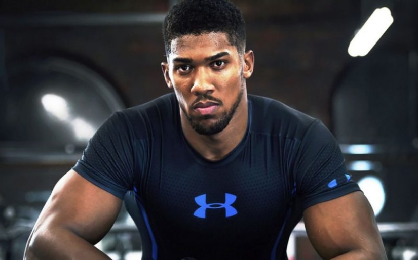Anthony Joshua es un campeón millonario que disfruta de una vida elegante de forma gratuita