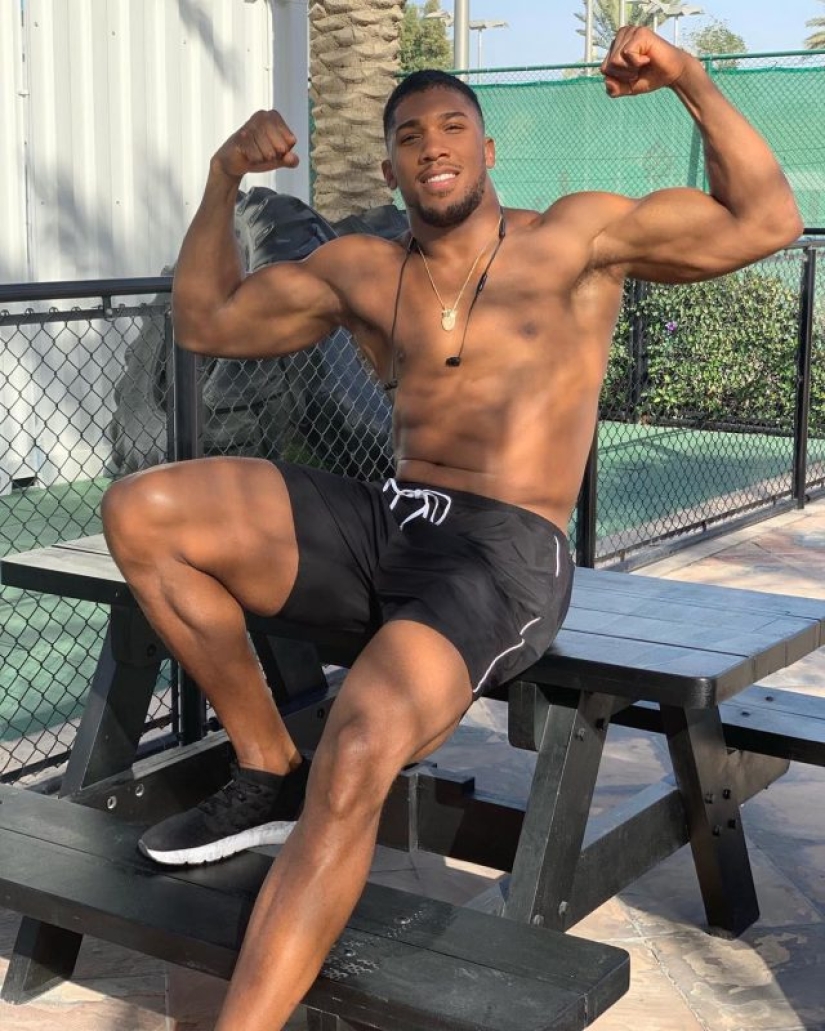 Anthony Joshua es un campeón millonario que disfruta de una vida elegante de forma gratuita