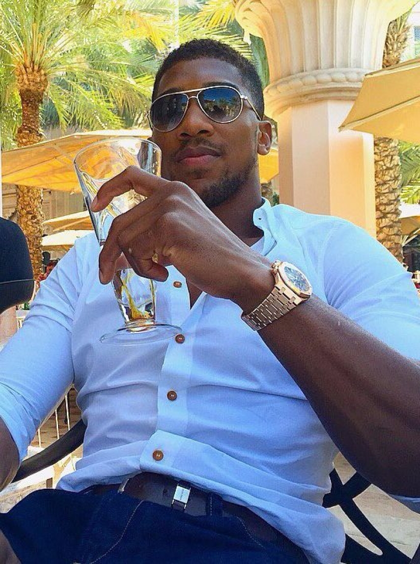 Anthony Joshua es un campeón millonario que disfruta de una vida elegante de forma gratuita