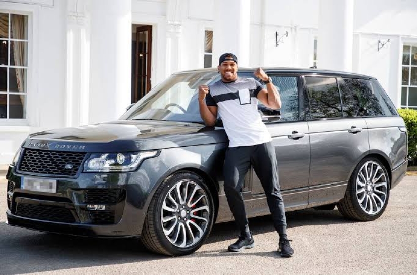Anthony Joshua es un campeón millonario que disfruta de una vida elegante de forma gratuita