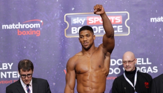 Anthony Joshua es un campeón millonario que disfruta de una vida elegante de forma gratuita