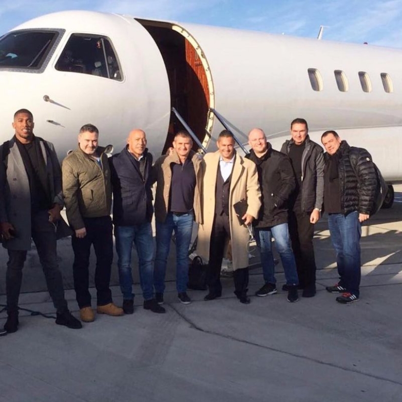 Anthony Joshua es un campeón millonario que disfruta de una vida elegante de forma gratuita