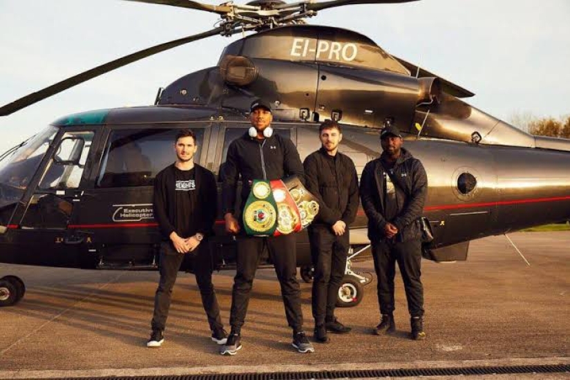 Anthony Joshua es un campeón millonario que disfruta de una vida elegante de forma gratuita