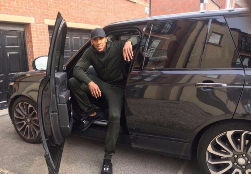 Anthony Joshua es un campeón millonario que disfruta de una vida elegante de forma gratuita