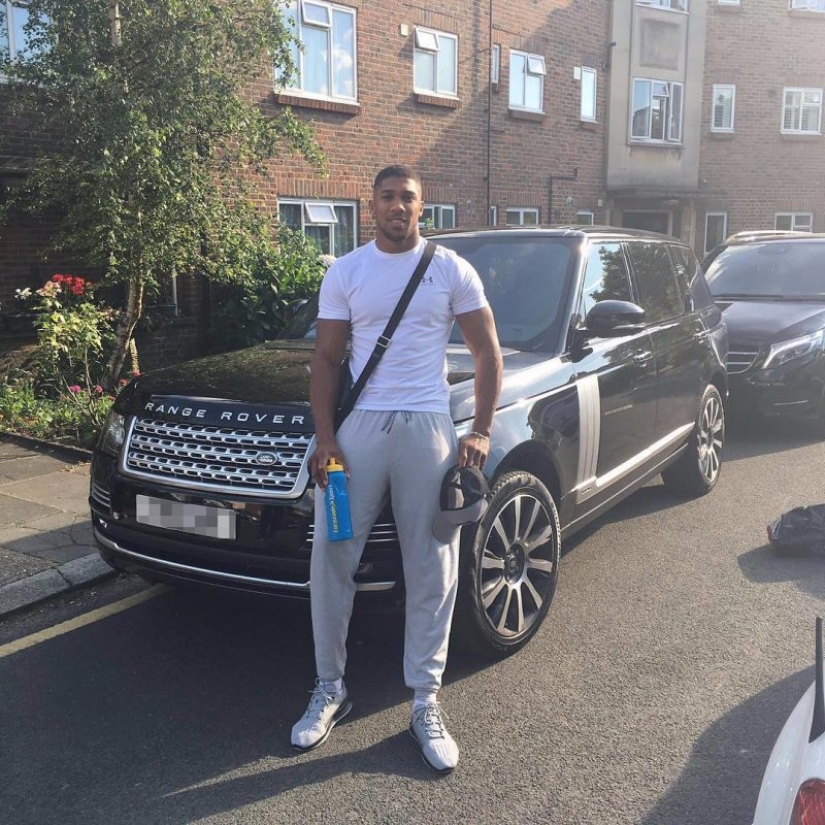 Anthony Joshua es un campeón millonario que disfruta de una vida elegante de forma gratuita