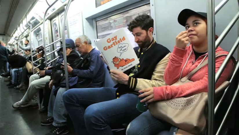 Anticubiertas para libros que dejaron boquiabiertos a los pasajeros del metro