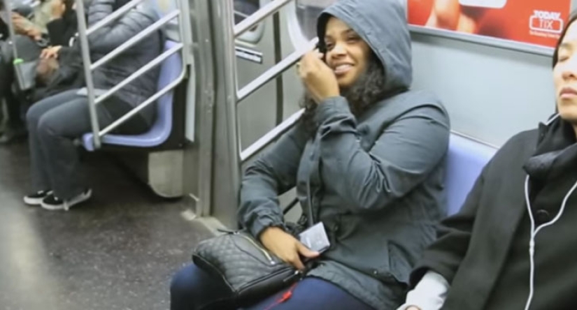 Anticubiertas para libros que dejaron boquiabiertos a los pasajeros del metro Anticubiertas para libros que dejaron boquiabiertos a los pasajeros del metro