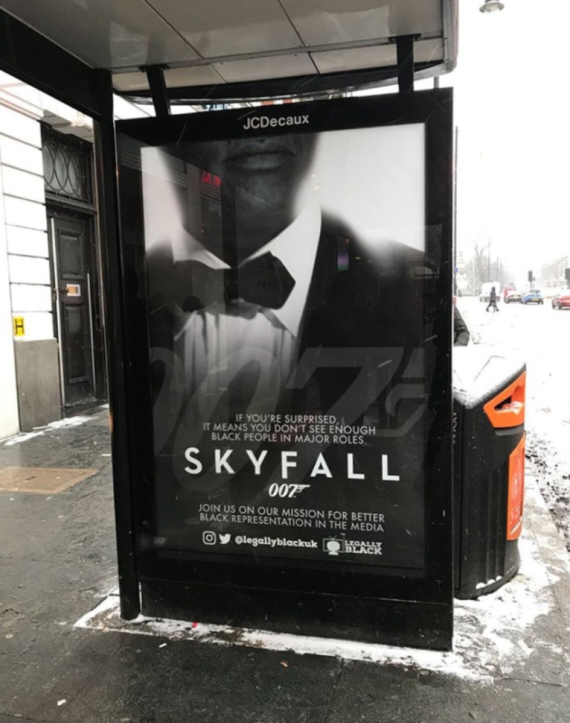 Aparecieron carteles de películas famosas en las calles de Londres, donde los actores blancos fueron reemplazados por otros de piel oscura