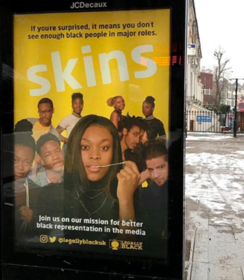 Aparecieron carteles de películas famosas en las calles de Londres, donde los actores blancos fueron reemplazados por otros de piel oscura