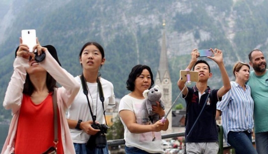 Apocalipsis Selfie en acción: cómo los turistas asiáticos se convirtieron en un desastre para la ciudad austriaca de Hallstatt Apocalipsis Selfie en acción: cómo los turistas asiáticos se convirtieron en un desastre para la ciudad austriaca de Hallstatt
