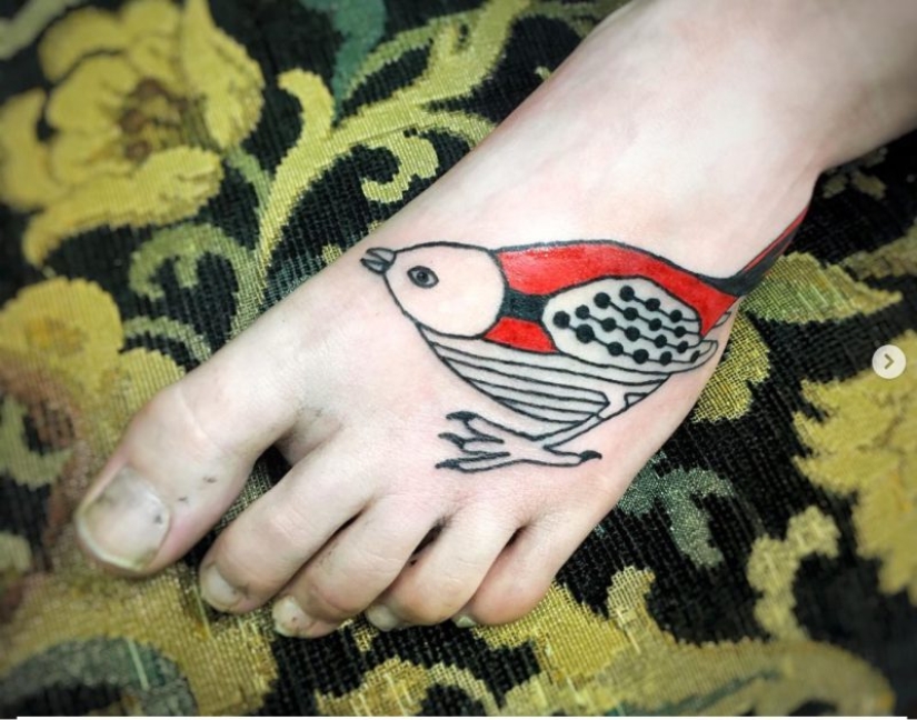 Apple from the apple tree: A 10-year-old Japanese woman gets a tattoo, following in her father's footsteps