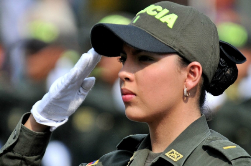 ¡Arréstenme inmediatamente! Las policías más lindas de todo el mundo