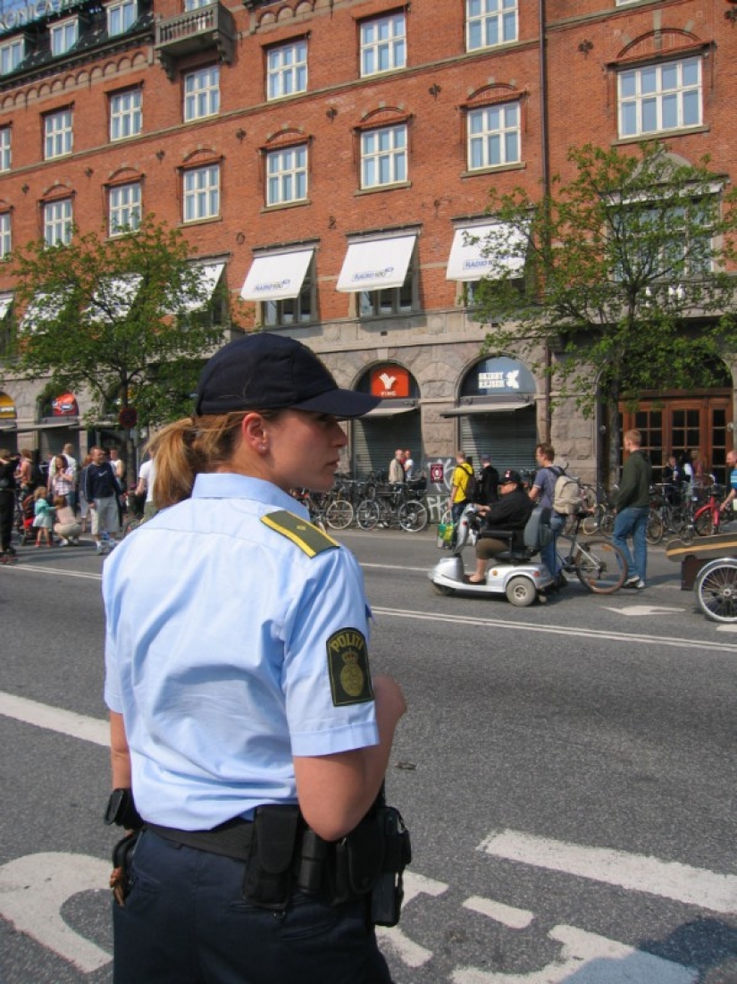 ¡Arréstenme inmediatamente! Las policías más lindas de todo el mundo