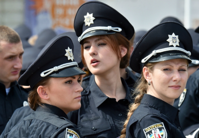 ¡Arréstenme inmediatamente! Las policías más lindas de todo el mundo