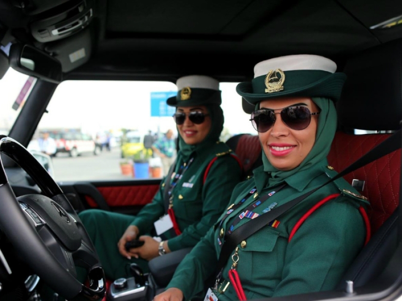 ¡Arréstenme inmediatamente! Las policías más lindas de todo el mundo