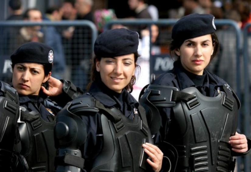 ¡Arréstenme inmediatamente! Las policías más lindas de todo el mundo