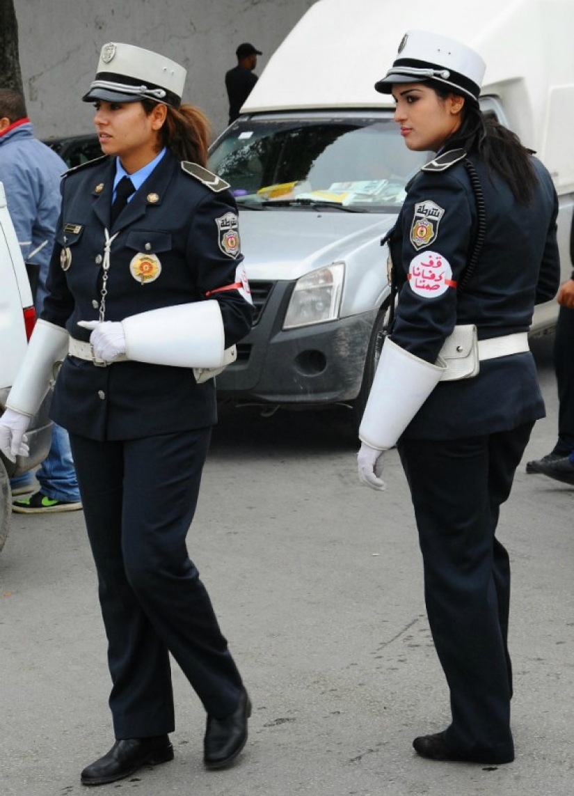 ¡Arréstenme inmediatamente! Las policías más lindas de todo el mundo