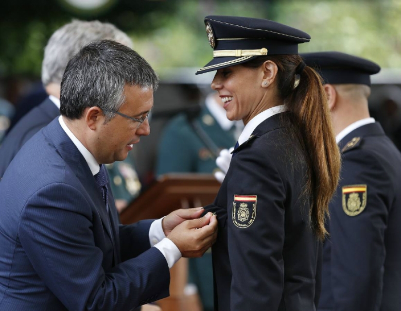 ¡Arréstenme inmediatamente! Las policías más lindas de todo el mundo