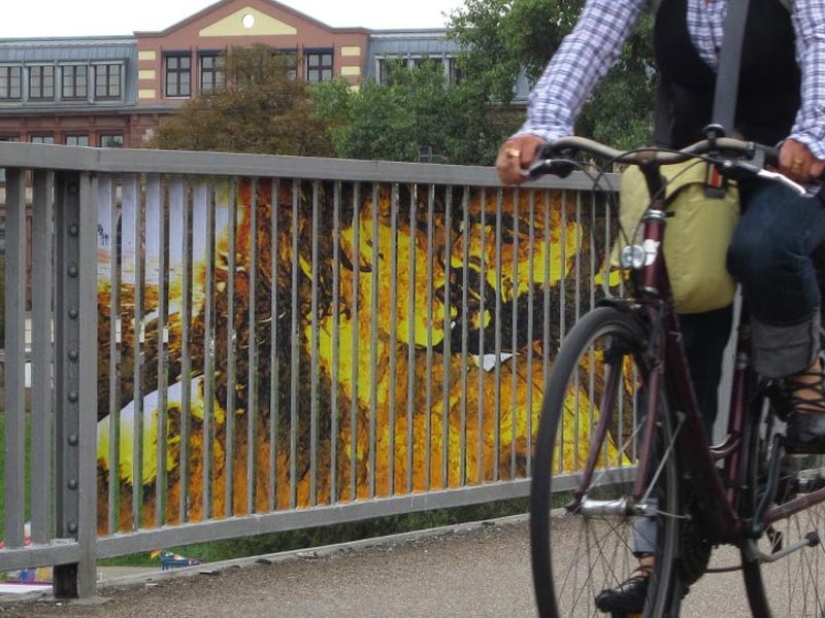 Arte callejero en la barandilla