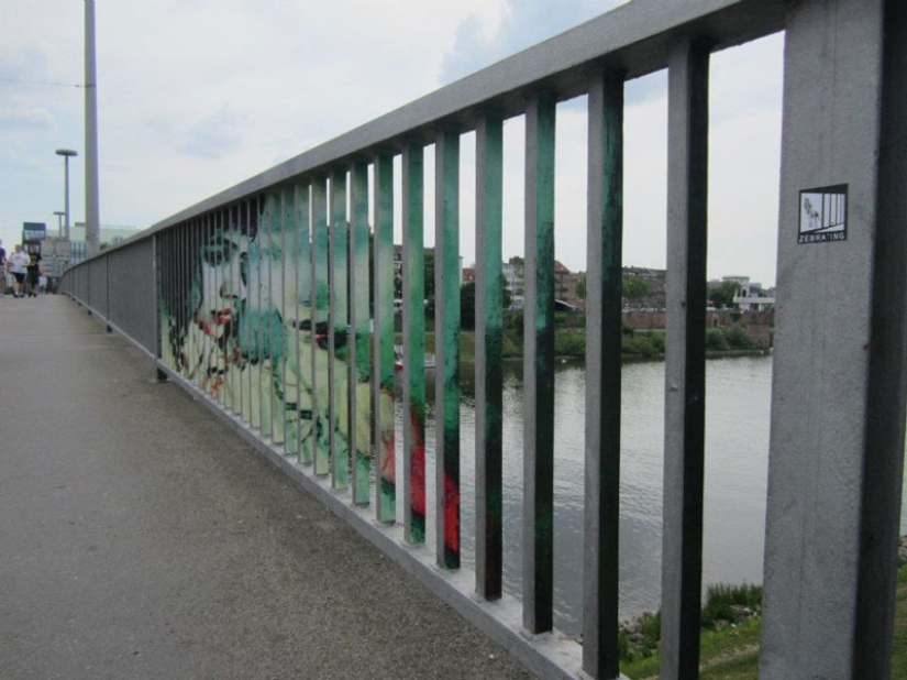 Arte callejero en la barandilla