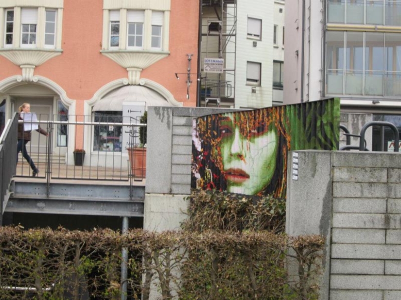Arte callejero en la barandilla