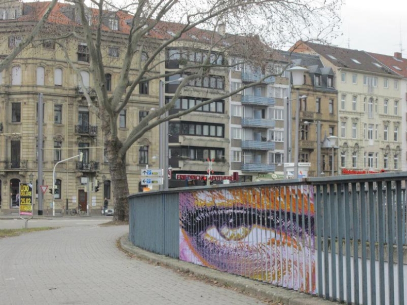 Arte callejero en la barandilla