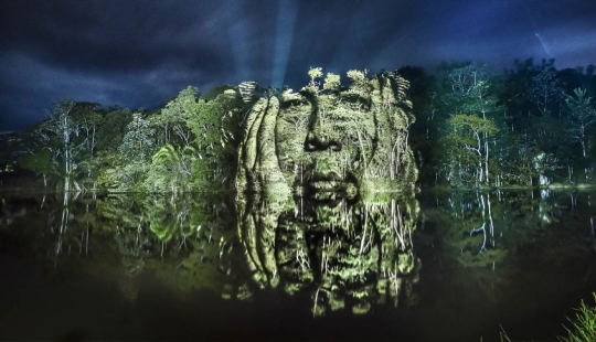 Artista francés pinta con luz en la selva amazónica Artista francés pinta con luz en la selva amazónica
