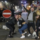 Atracón final: los británicos organizaron el último atracón antes del cierre de pubs y clubes por cuarentena