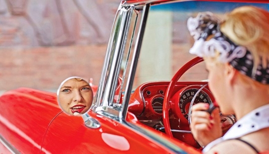 Automotive America of the 1950s and early 60s in color photographs