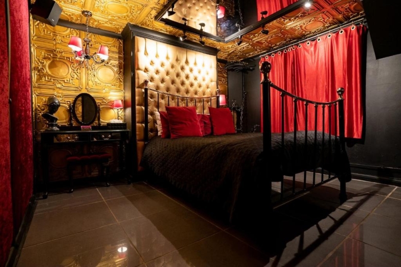 Aventuras sexuales en la mazmorra: lo que sucede en un hotel con una habitación BDSM y una celda de prisión