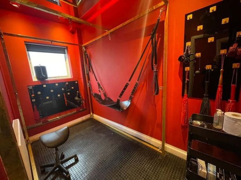 Aventuras sexuales en la mazmorra: lo que sucede en un hotel con una habitación BDSM y una celda de prisión