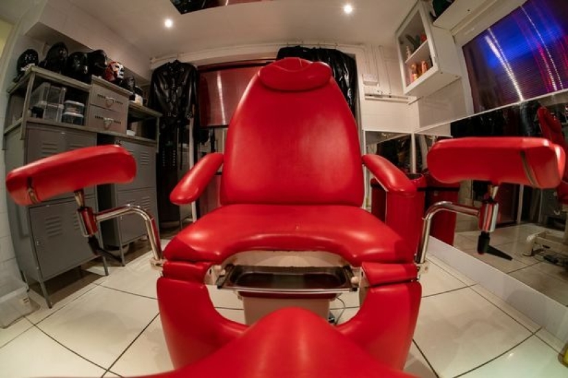 Aventuras sexuales en la mazmorra: lo que sucede en un hotel con una habitación BDSM y una celda de prisión