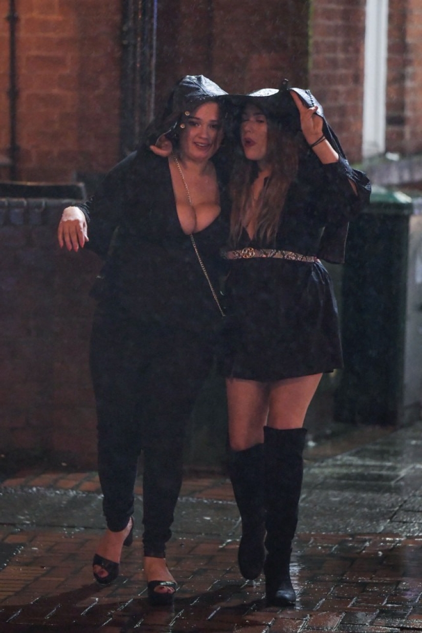 Bad weather is not a reason to be sad! British youth continues to hang out even in a hurricane