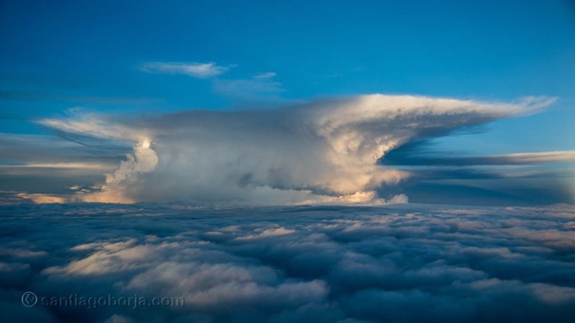 Bajo el ala del avión: nubes, tormentas, tormentas eléctricas en impresionantes imágenes del piloto