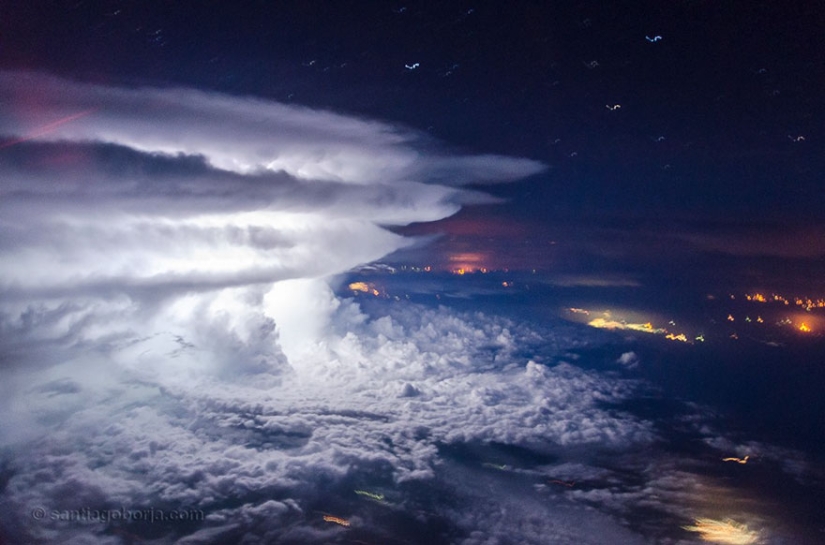 Bajo el ala del avión: nubes, tormentas, tormentas eléctricas en impresionantes imágenes del piloto