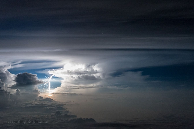 Bajo el ala del avión: nubes, tormentas, tormentas eléctricas en impresionantes imágenes del piloto