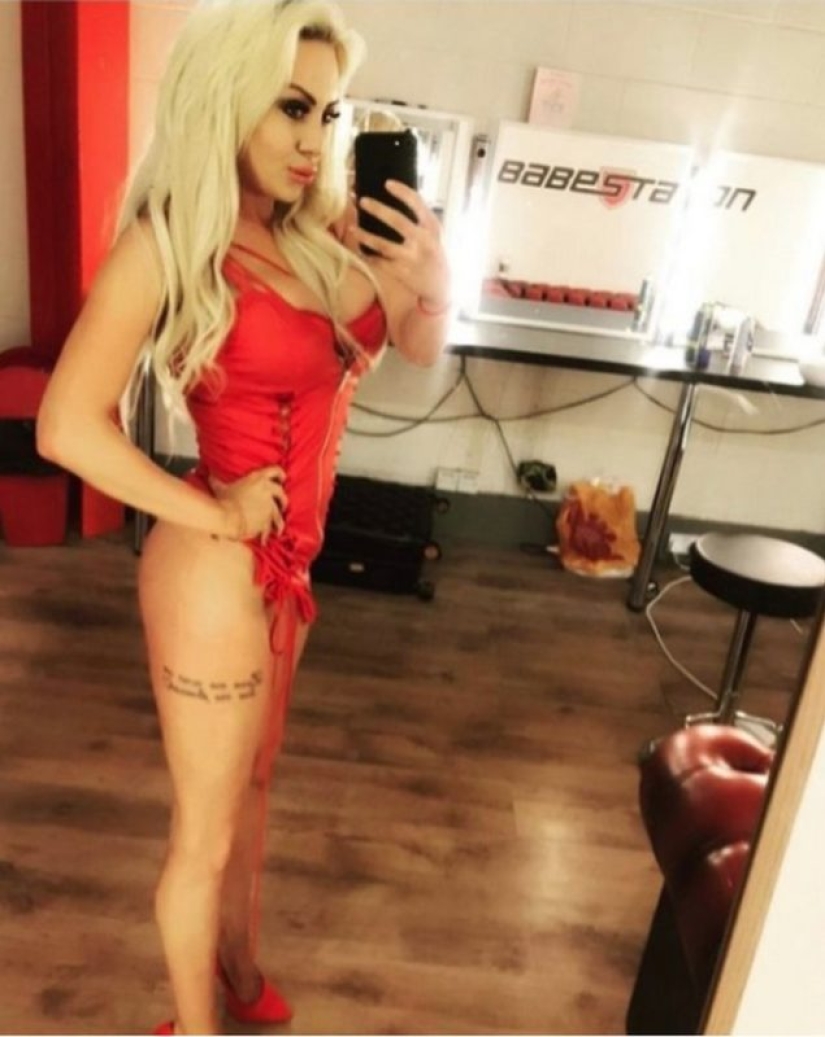 "Balls with a juicy story": to increase the bust, a porn model sells her old implants