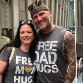 Batin's hugs: a man supported homosexuals by comforting them at a gay pride parade Batin's hugs: a man supported homosexuals by comforting them at a gay pride parade