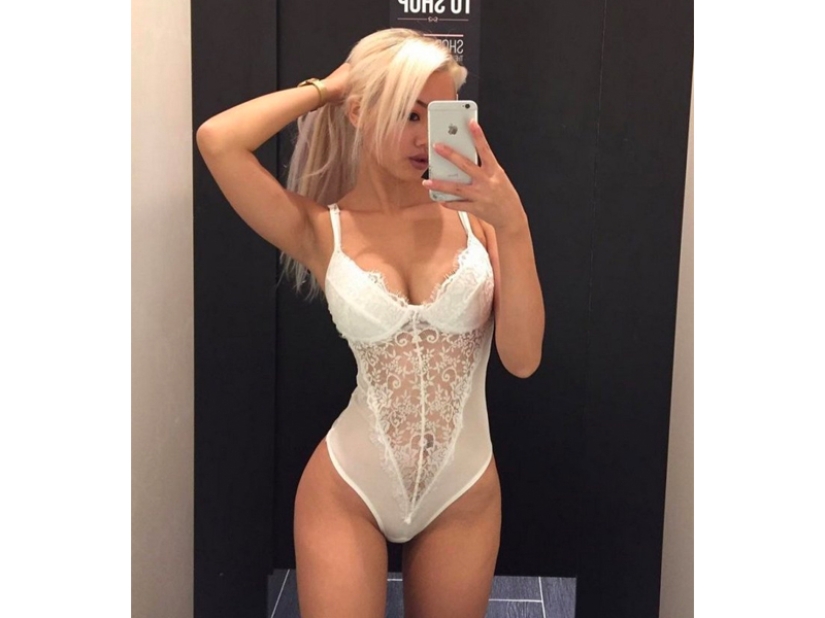 Beautiful girls in corsets: 20 photos