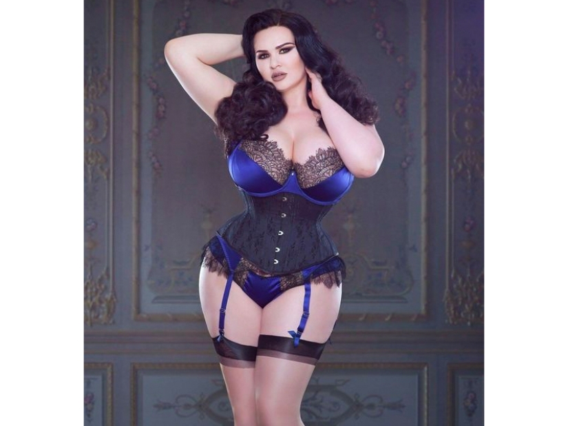 Beautiful girls in corsets: 20 photos