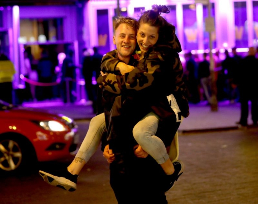 Bebió toda la noche, caminó toda la noche hasta la mañana: cómo los británicos celebraron el fin de semana largo de mayo