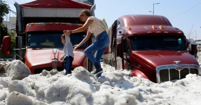 Because of the hail, the Mexican city turned into a glacier